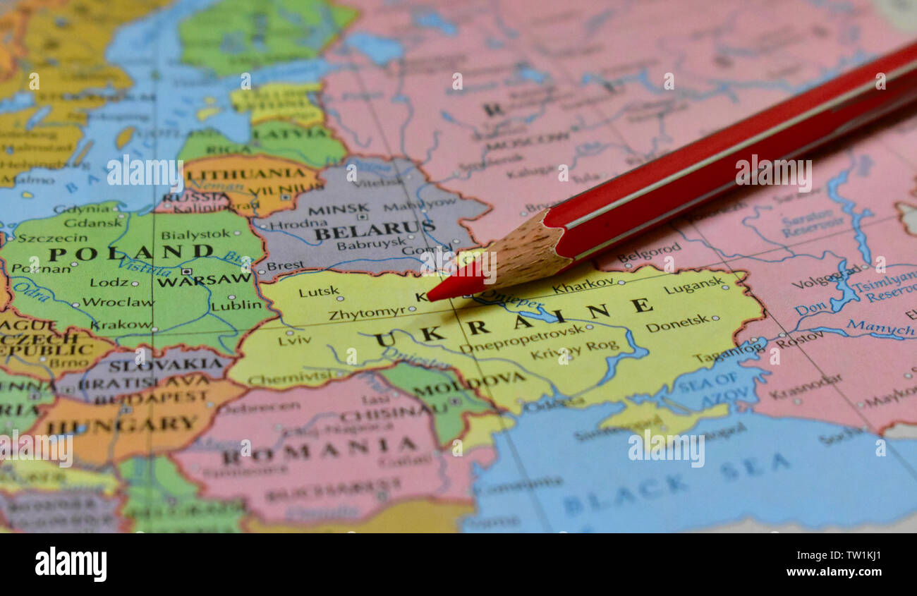 Bild einer roten Farbe Bleistift auf einer Karte. Stockfoto