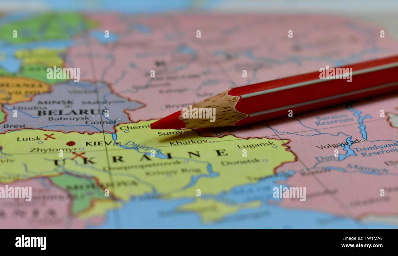 Bild einer roten Farbe Bleistift auf einer Karte. Stockfoto