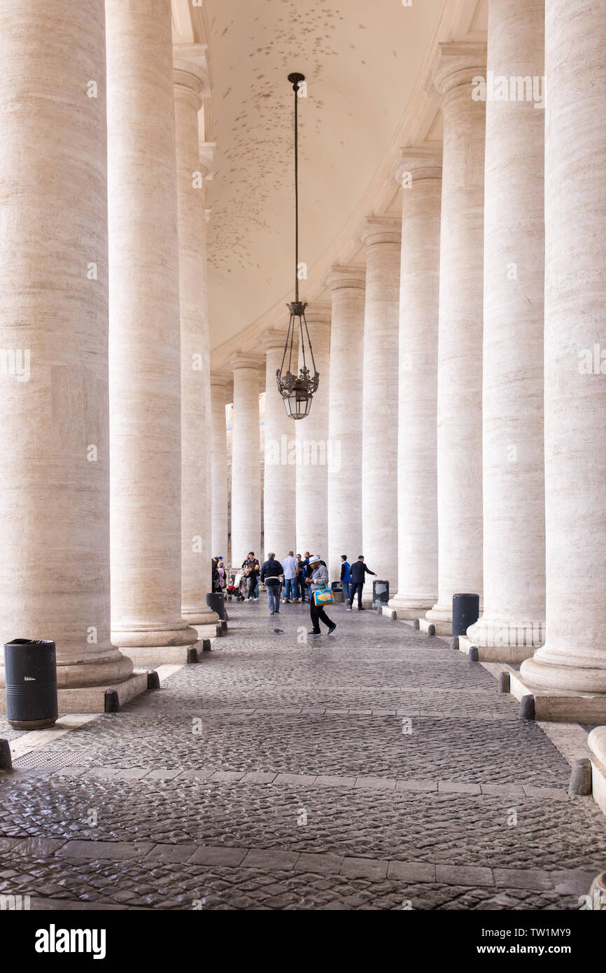 Vatikanstadt - 27. APRIL 2019: Saint Peter's Square, Piazza di San Pietro, Interior Detail der Kolonnade von Paaren von Spalten verdoppelt Unterstützung gebildet Stockfoto