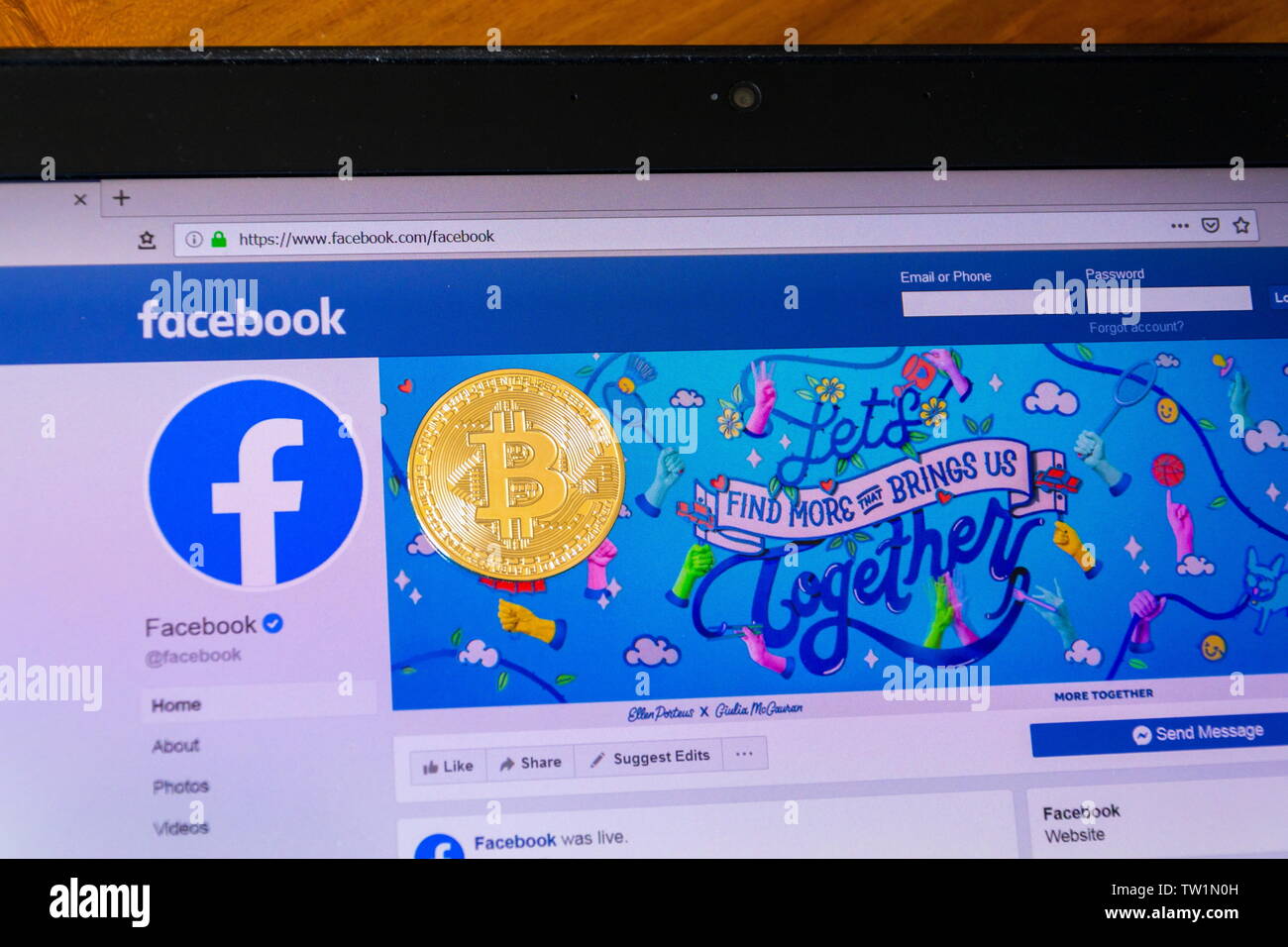 Prag, tschechische Republik - 18. JUNI 2019: Goldene bitcoin liegend Homepage von Facebook starten Digital Wallet Calibra und cryptocurrency Waage am 18. Juni, Stockfoto