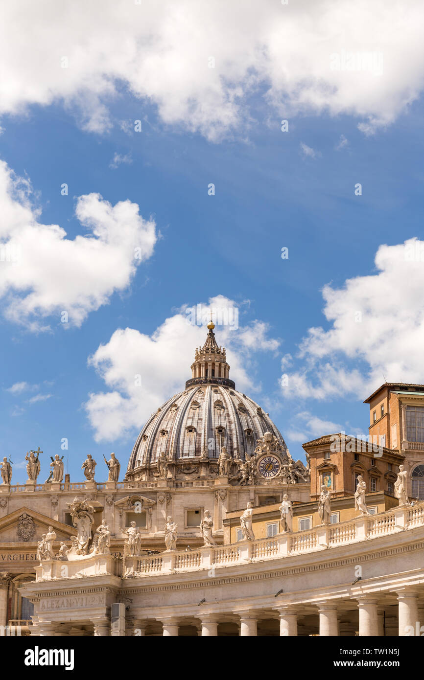 Petersdom durch die Berninis Kolonnaden in der St. Peter's Square, Vatikan Stadt gesehen zu haben. Stockfoto