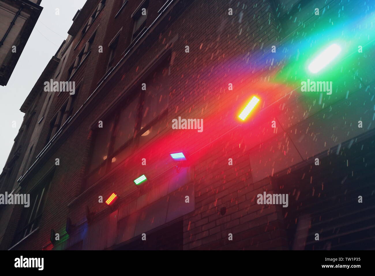 Grüne und rote Lichter vor einem Brick House glänzend an einem regnerischen Tag in Lodnon, UK. Stockfoto