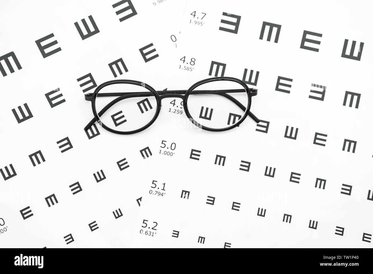 Schwarzer Brille und visuelle Anzeige auf weißem Hintergrund Stockfoto