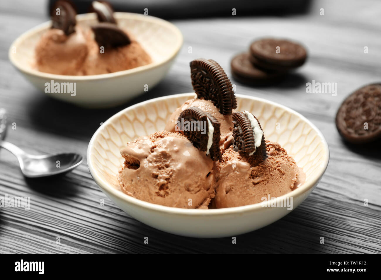 Lecker Eis mit Cookies in Schüssel auf Holz- Hintergrund Stockfoto