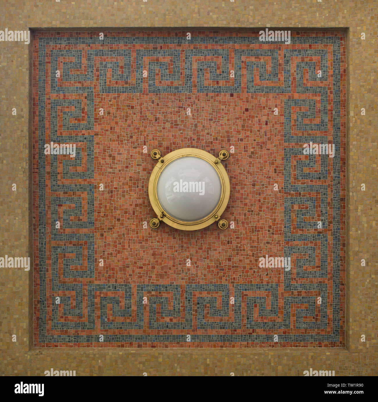 Mosaik über dem Haupteingang der Führerbau (Führer der Gebäude), entworfen von Architekt Paul Ludwig Troost und in 1933-1937 als repräsentatives Gebäude für Adolf Hitler, jetzt die Universität für Musik und Darstellende Kunst (Hochschule für Musik und Theater in München, Bayern, Deutschland, gebaut. Stockfoto