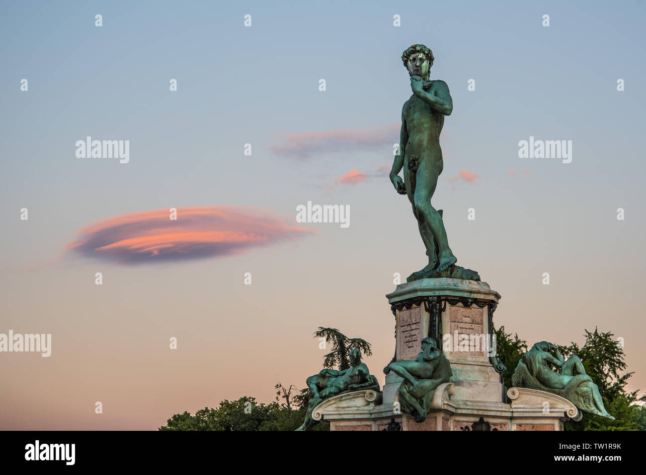 Piazza Michelangelo David Statue bei Sonnenuntergang mit Linsenförmigen Wolke Stockfoto