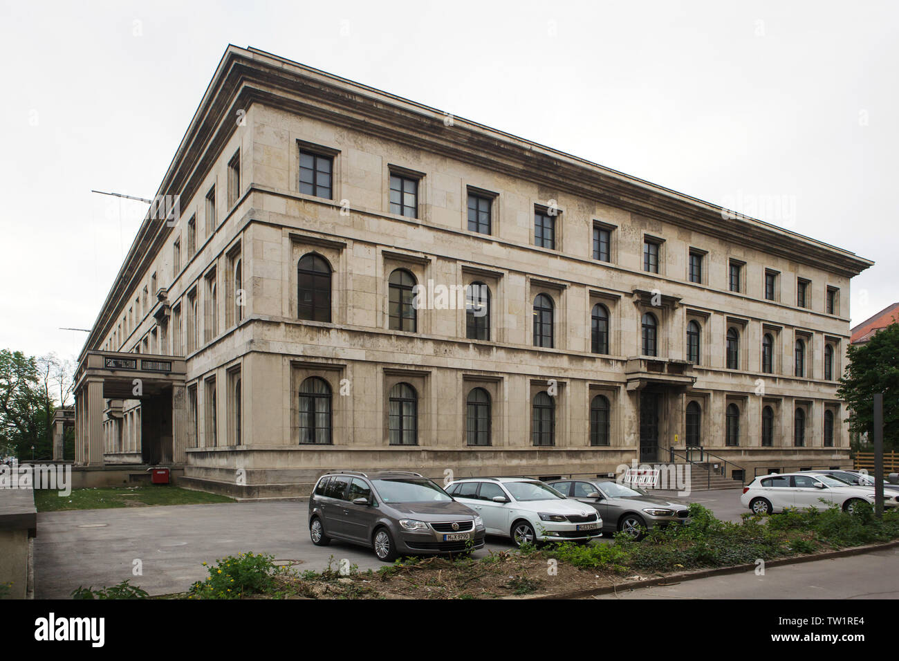 Ehemalige Verwaltungsgebäude der Nationalsozialistischen Deutschen Arbeiterpartei (NSDAP) Verwaltungsbau der von deutschen Architekten Paul Ludwig Troost und in 1933-1937 gebaut, jetzt das Haus von kulturellen Institutionen (Haus der Kulturinstitute) in München, Bayern, Deutschland. Stockfoto