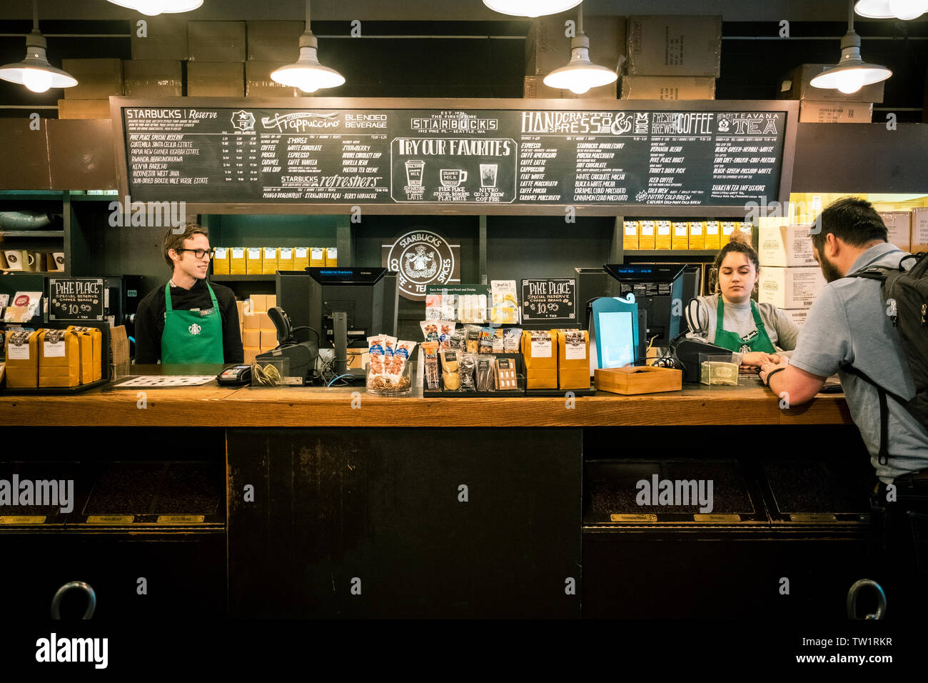 Die Pike Place Starbucks Store (Original Starbucks), es ist das erste Starbucks Stores in 1971 am Pike Place Market in Seattle gegründet Stockfoto