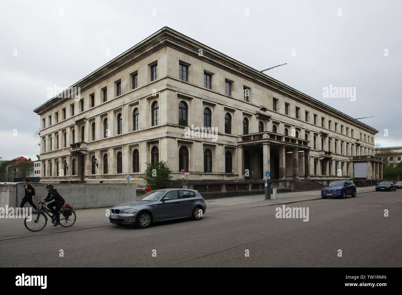 Führerbau (Führer der Gebäude) von deutschen Architekten Paul Ludwig Troost und in 1933-1937 als repräsentatives Gebäude für Adolf Hitler, jetzt die Universität für Musik und Darstellende Kunst (Hochschule für Musik und Theater in München, Bayern, Deutschland, gebaut. Stockfoto