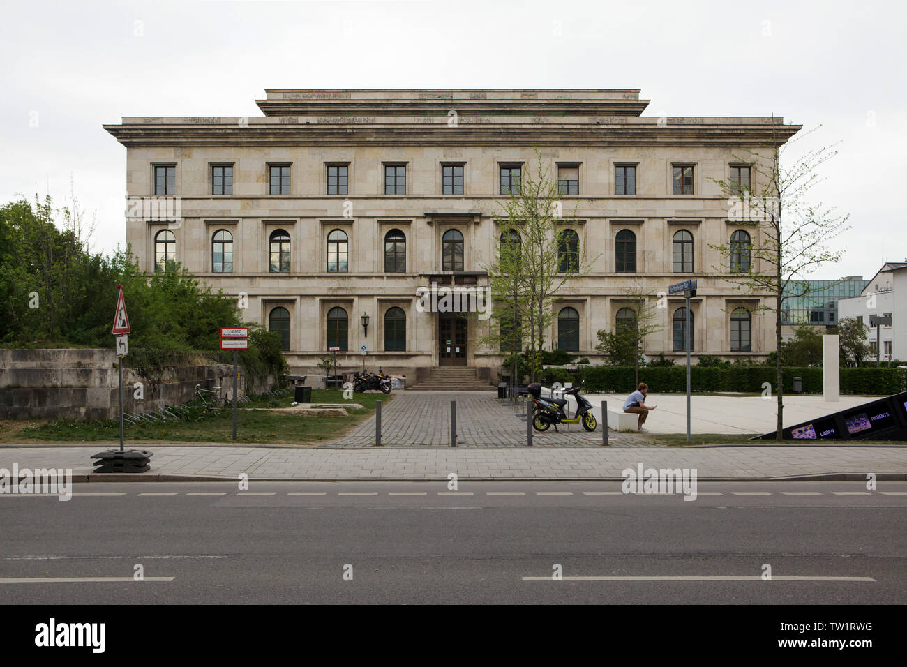 Führerbau (Führer der Gebäude) von deutschen Architekten Paul Ludwig Troost und in 1933-1937 als repräsentatives Gebäude für Adolf Hitler, jetzt die Universität für Musik und Darstellende Kunst (Hochschule für Musik und Theater in München, Bayern, Deutschland, gebaut. Ruinen einer der Ehrentempel (Ehren Tempel) auch von Paul Ludwig Troost und 1934 gebaut werden in der linken gesehen. Stockfoto
