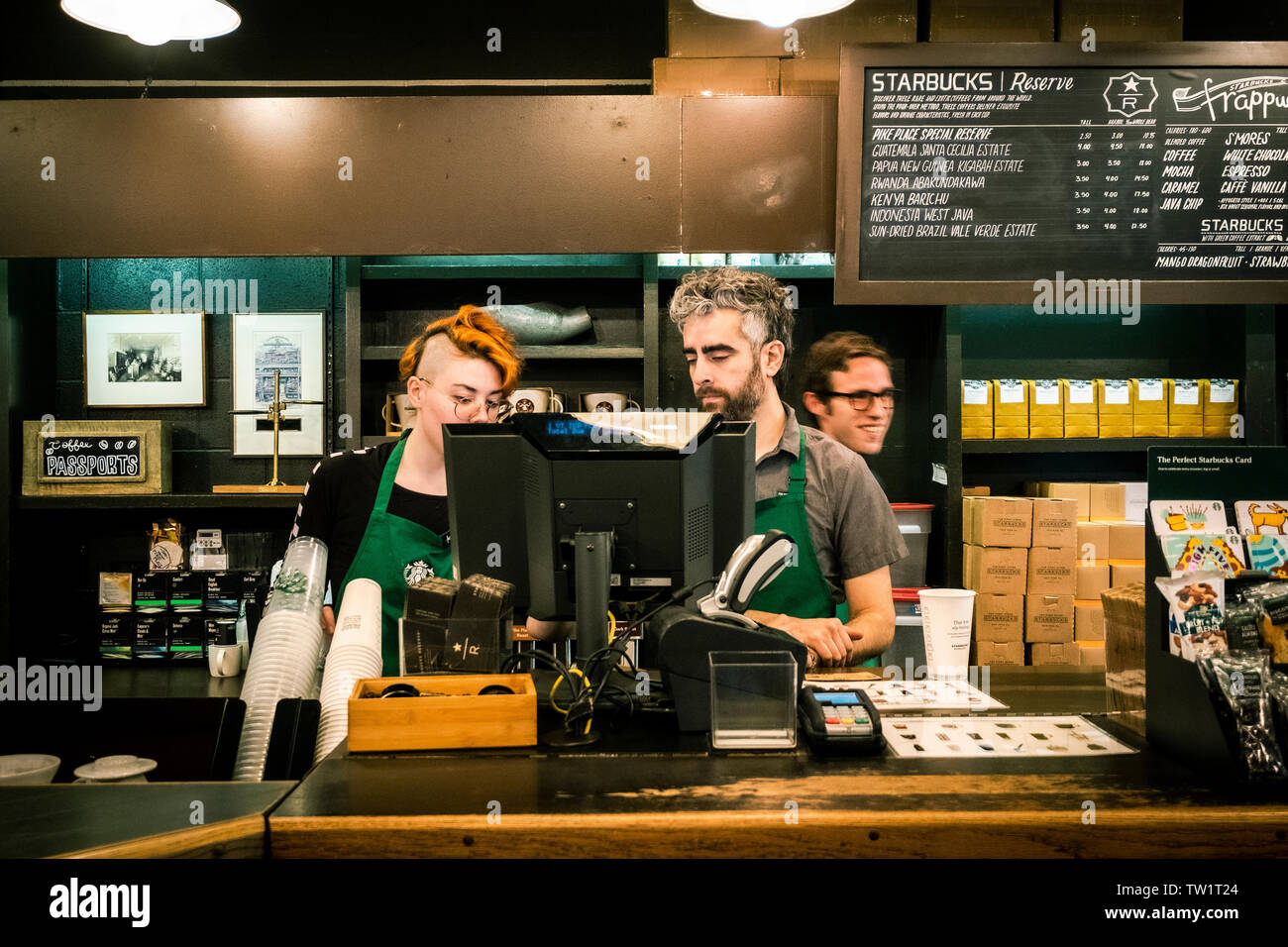 Die Pike Place Starbucks Store (Original Starbucks), es ist das erste Starbucks Stores in 1971 am Pike Place Market in Seattle gegründet Stockfoto