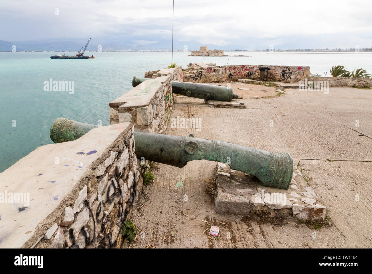 Nafplio, Griechenland. Die fünf Brüder, eine Reihe von großen Kanonen, der den Eingang zum Hafen am westlichen Ende der Strandpromenade geschützt Stockfoto