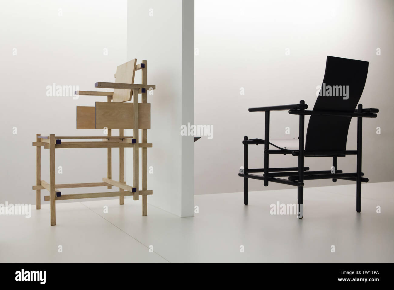 Dining Sessel (1919) und High-Backed Sessel (1924) durch die niederländische  Möbel designer Gerrit Rietveld auf Anzeige in der Pinakothek der Moderne in  München, Bayern, Deutschland Stockfotografie - Alamy