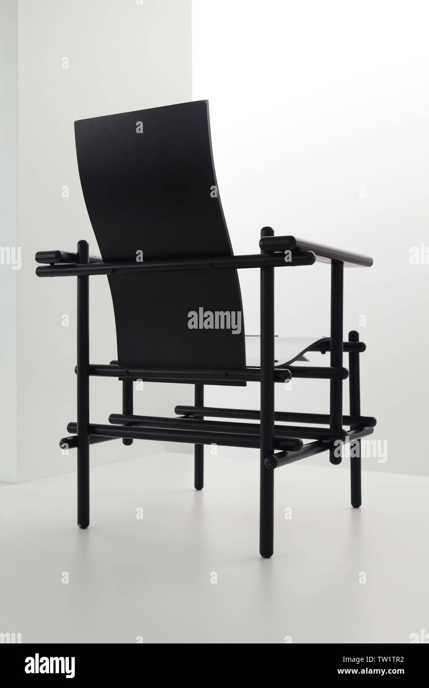 High-Backed Sessel (1924) durch die niederländische Möbel designer Gerrit Rietveld auf Anzeige in der Pinakothek der Moderne in München, Bayern, Deutschland. Stockfoto