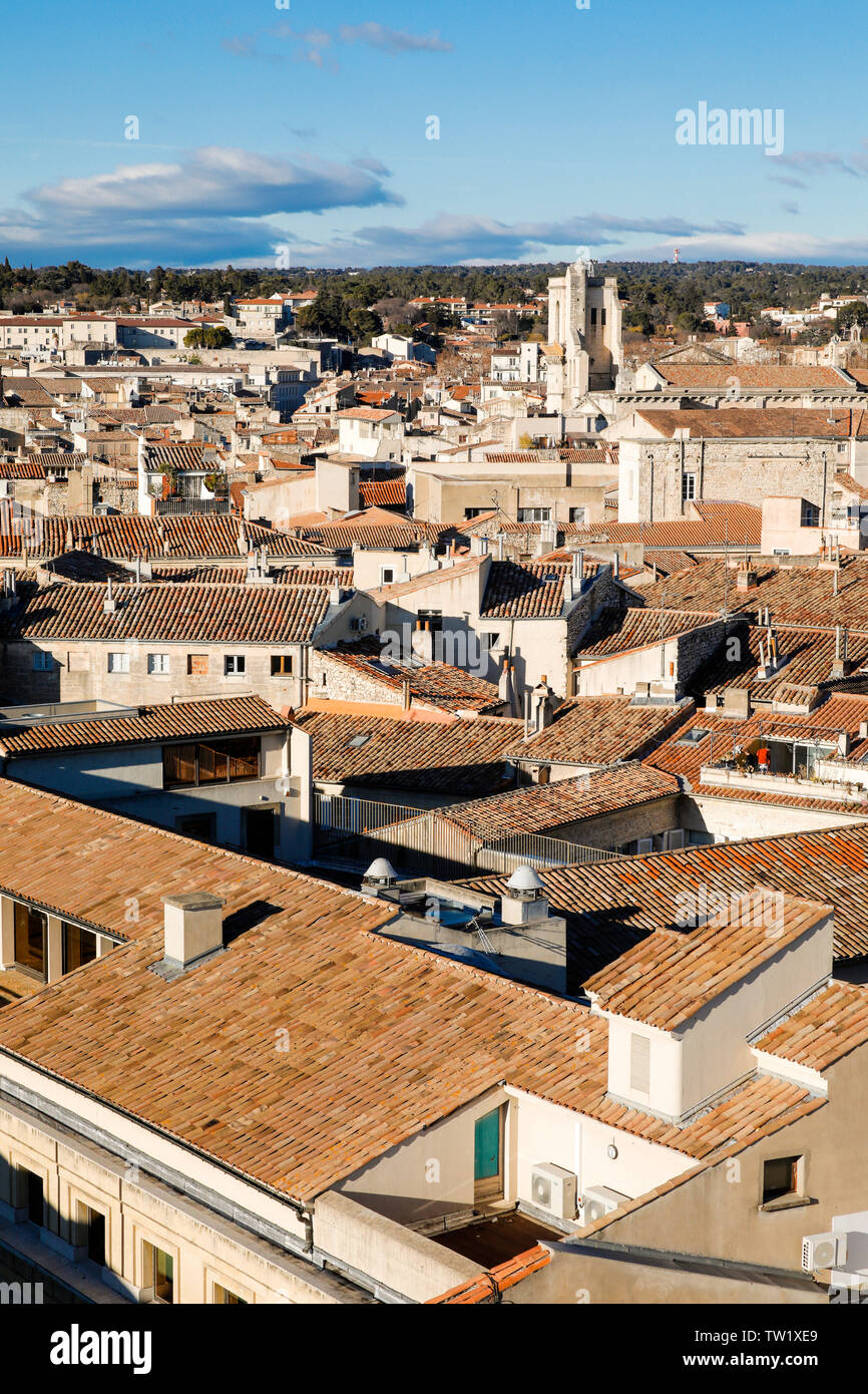 Nimes (Frankreich): Überblick über die Stadt. In der Mitte, Nimes Kathedrale (Französisch: ÒCathedrale Notre-Dame-et-Saint-Castor de NimesÓ) Stockfoto