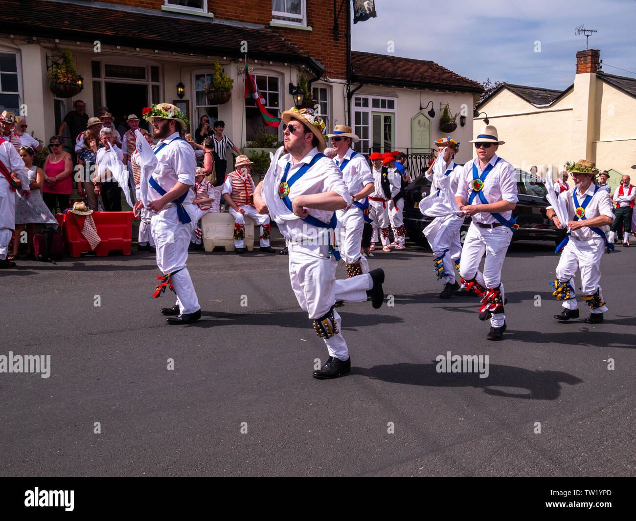 Morris Dancers tanzen vor der Vine Inn Great Bardfield Braintree Essex UK am 1. Juni 2019. Diese Art von Tanz ist eine britische Tradition Stockfoto