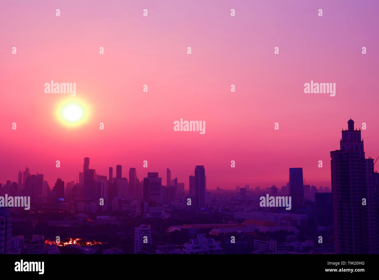 Pop Art Stil traumhaften Sonnenuntergang über der Wolkenkratzer in rosa und lila Farbe Stockfoto