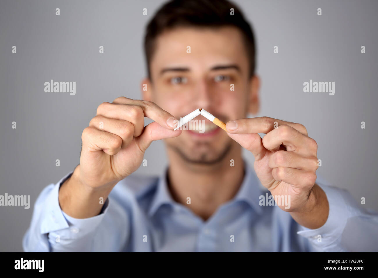 Quit Smoking Konzept. Menschen Zigarette, auf hellen Hintergrund Stockfoto