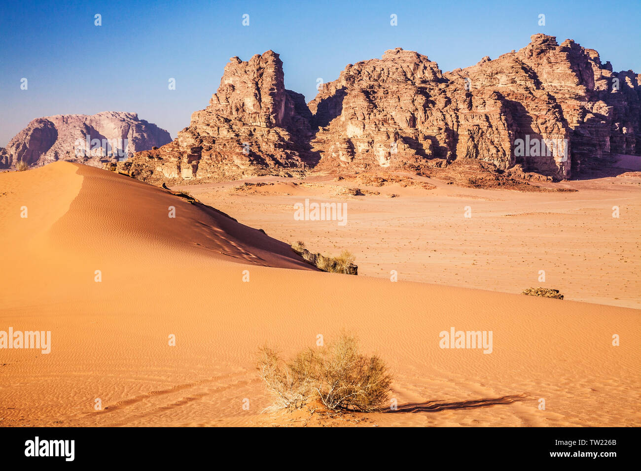 Felsformationen in der jordanischen Wüste im Wadi Rum oder das Tal des Mondes. Stockfoto