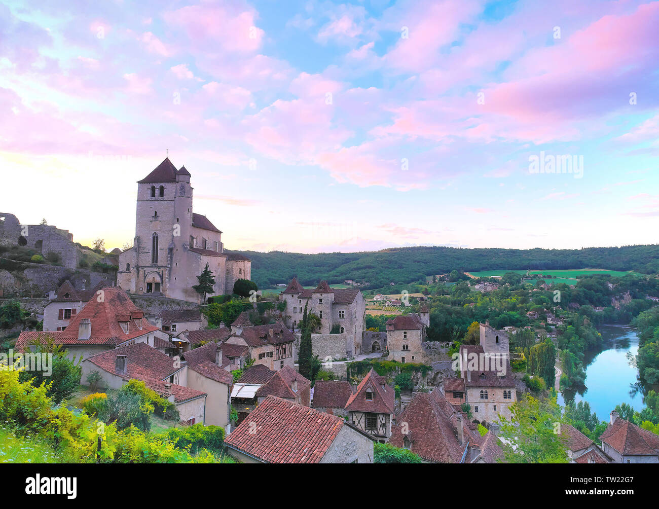 Saint-Cirq-Lapopie (Südfrankreich): Übersicht über das mittelalterliche Dorf mit dem Label "Plus beaux villages de France" ("Die schönsten Dörfer von Stockfoto