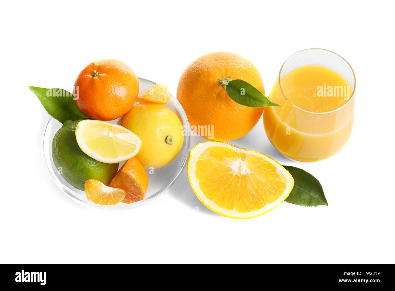 Glas frischen Saft und Schale mit Zitrusfrüchten auf weißem Hintergrund Stockfoto