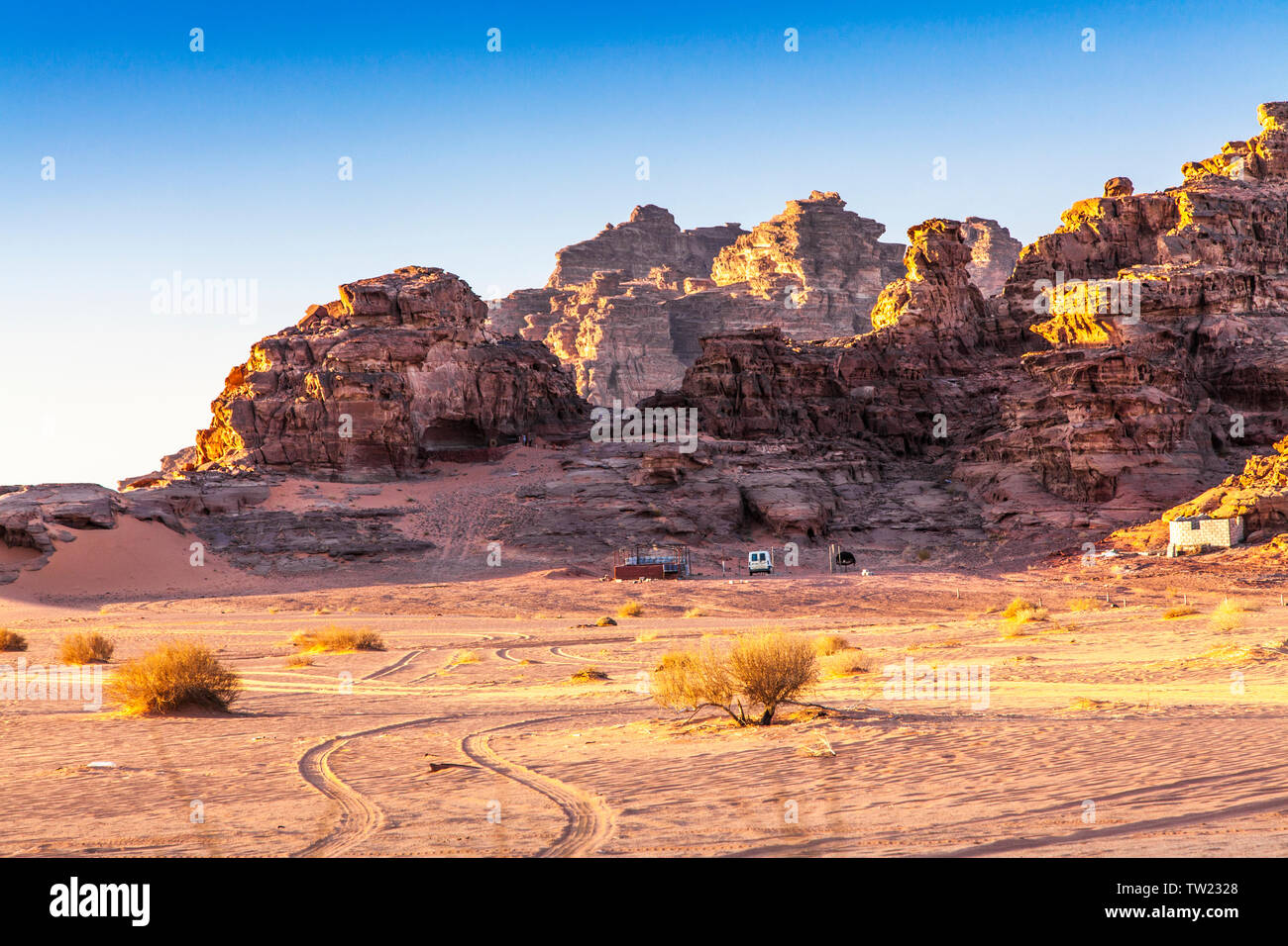 Felsformationen in der jordanischen Wüste im Wadi Rum oder das Tal des Mondes. Stockfoto