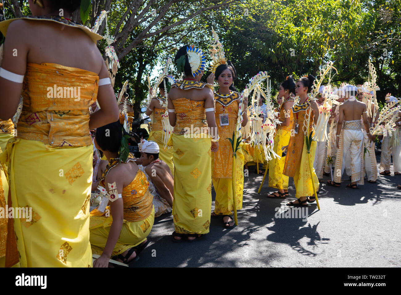 DENPASAR/BALI - 15. JUNI 2019: Sampian Tänzerin, die in gelben und weissen balinesischen traditionellen Kostüm, Vorbereitung auf Bali Arts Festival 2019 durchzuführen. Th Stockfoto