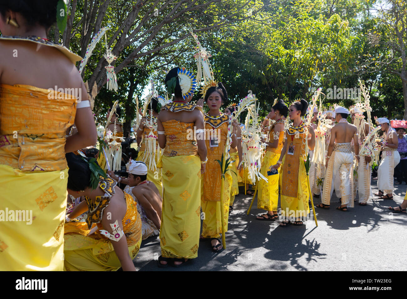 DENPASAR/BALI - 15. JUNI 2019: Sampian Tänzerin, die in gelben und weissen balinesischen traditionellen Kostüm, Vorbereitung auf Bali Arts Festival 2019 durchzuführen. Th Stockfoto