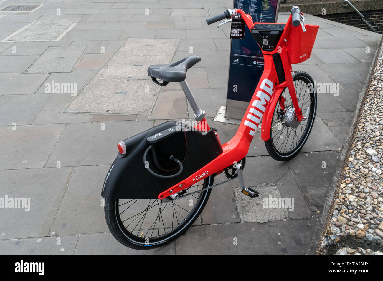 London, UK, 29. Mai 2019: Ubers elektrische Springen vermietung Fahrrad auf den Straßen von London Stockfoto