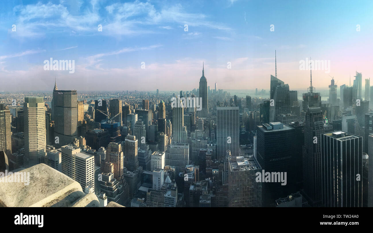 Epische Ausblick auf das Empire State & OWO von der Rockefeller bei Sonnenuntergang, New York City, New York, USA Stockfoto