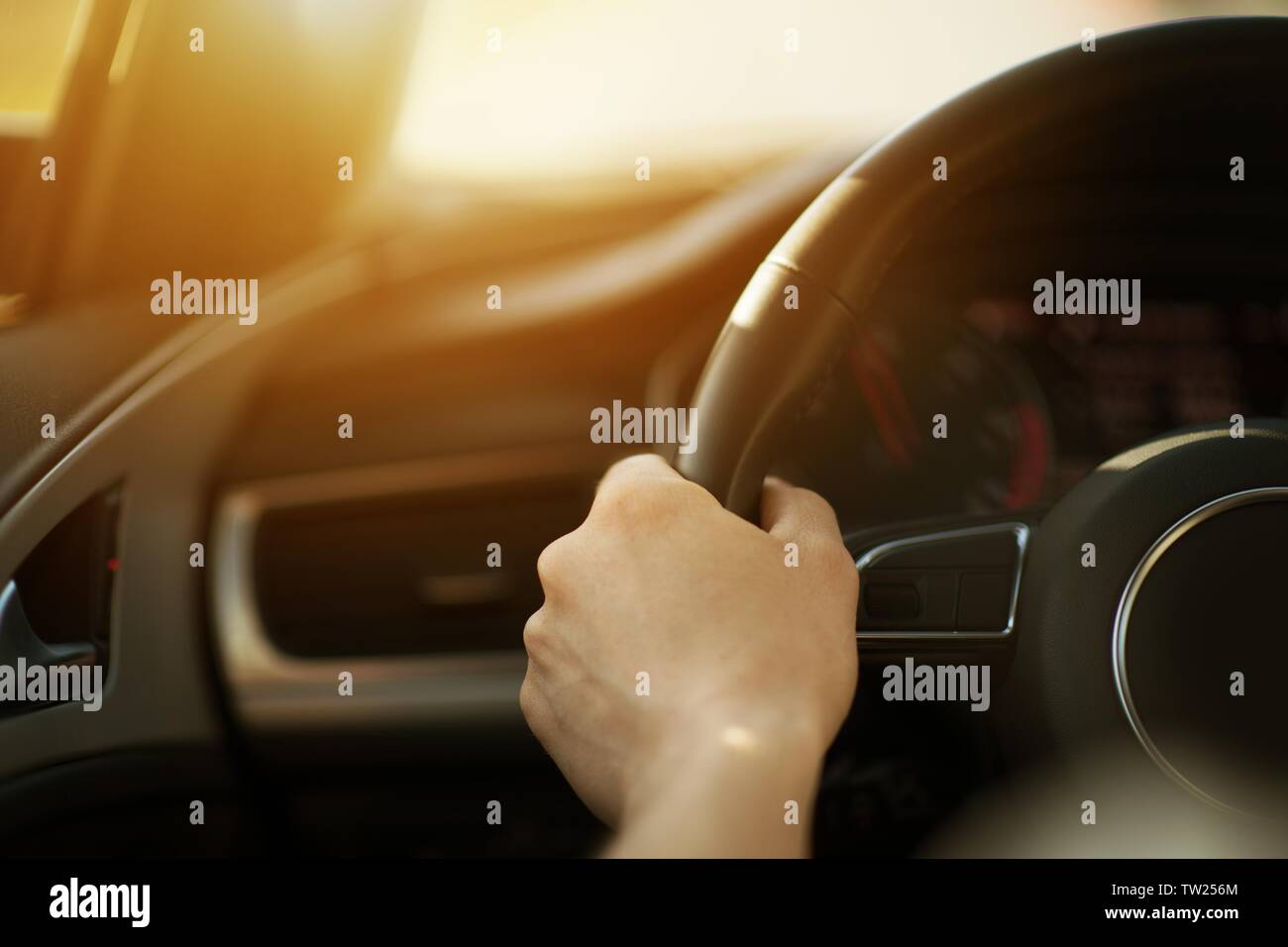 Moderne sportliche Fahrverhalten Konzept Foto. Kaukasische Männer mit seinem Auto fährt. Hand am Lenkrad Nahaufnahme. Stockfoto