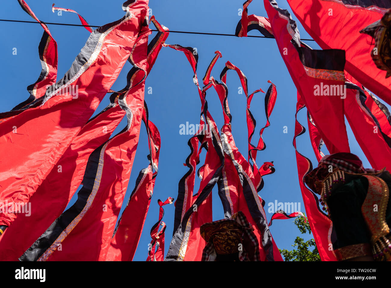 Der rote Wimpel Tänzer, tragen traditionelle balinesische Kostüme, bereiten Sie tanzt bei der Eröffnung des Bali Arts Festival 2019 durchzuführen. Dies ist ein Pub Stockfoto