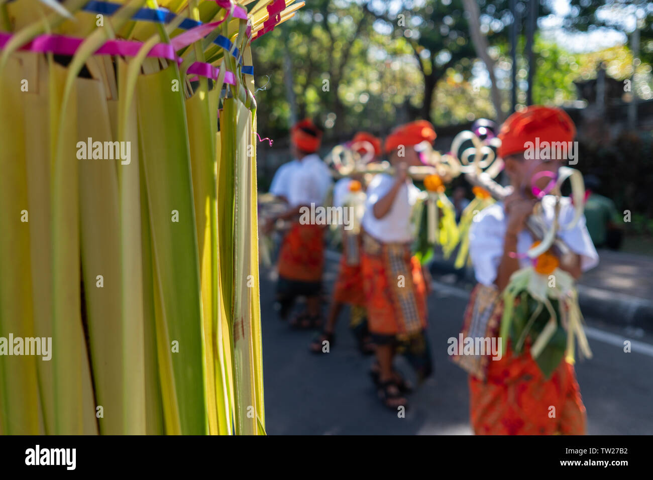 DENPASAR/BALI - 15. JUNI 2019: Junge balinesischer Junge tragen traditionelle balinesische Kopfschmuck und traditionellen Sarong sampian bringen bei der Eröffnung der Stockfoto