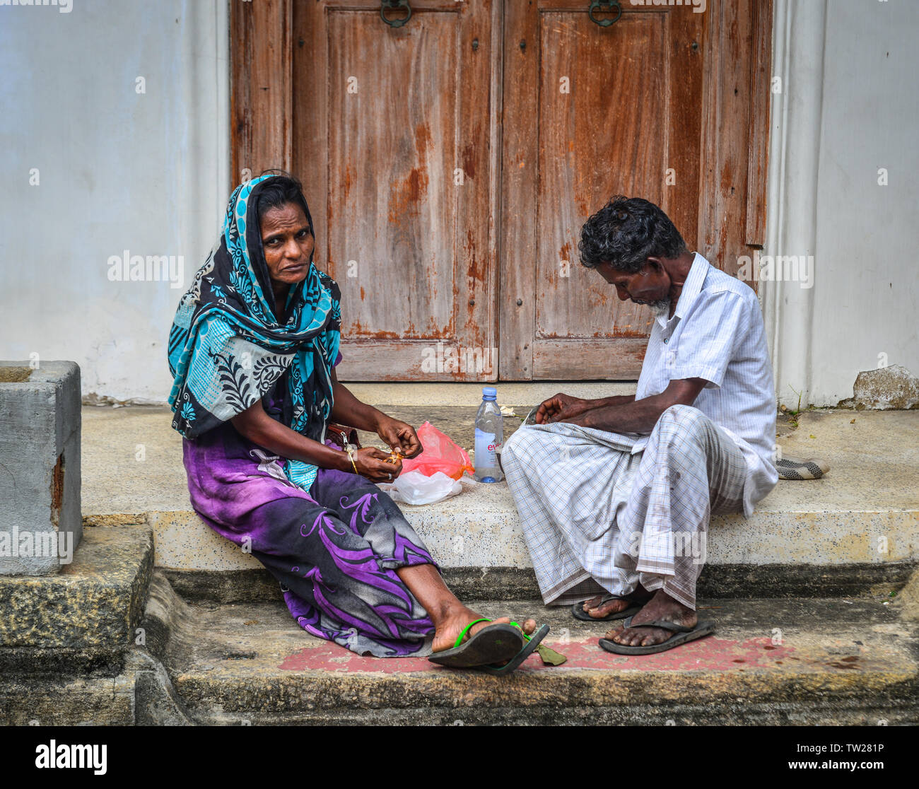 Galle, Sri Lanka - Dec 21, 2018. Ein Paar an ländliche Haus in Galle, Sri Lanka sitzen. Galle war der wichtigste Hafen auf der Insel im 16. Jahrhundert. Stockfoto