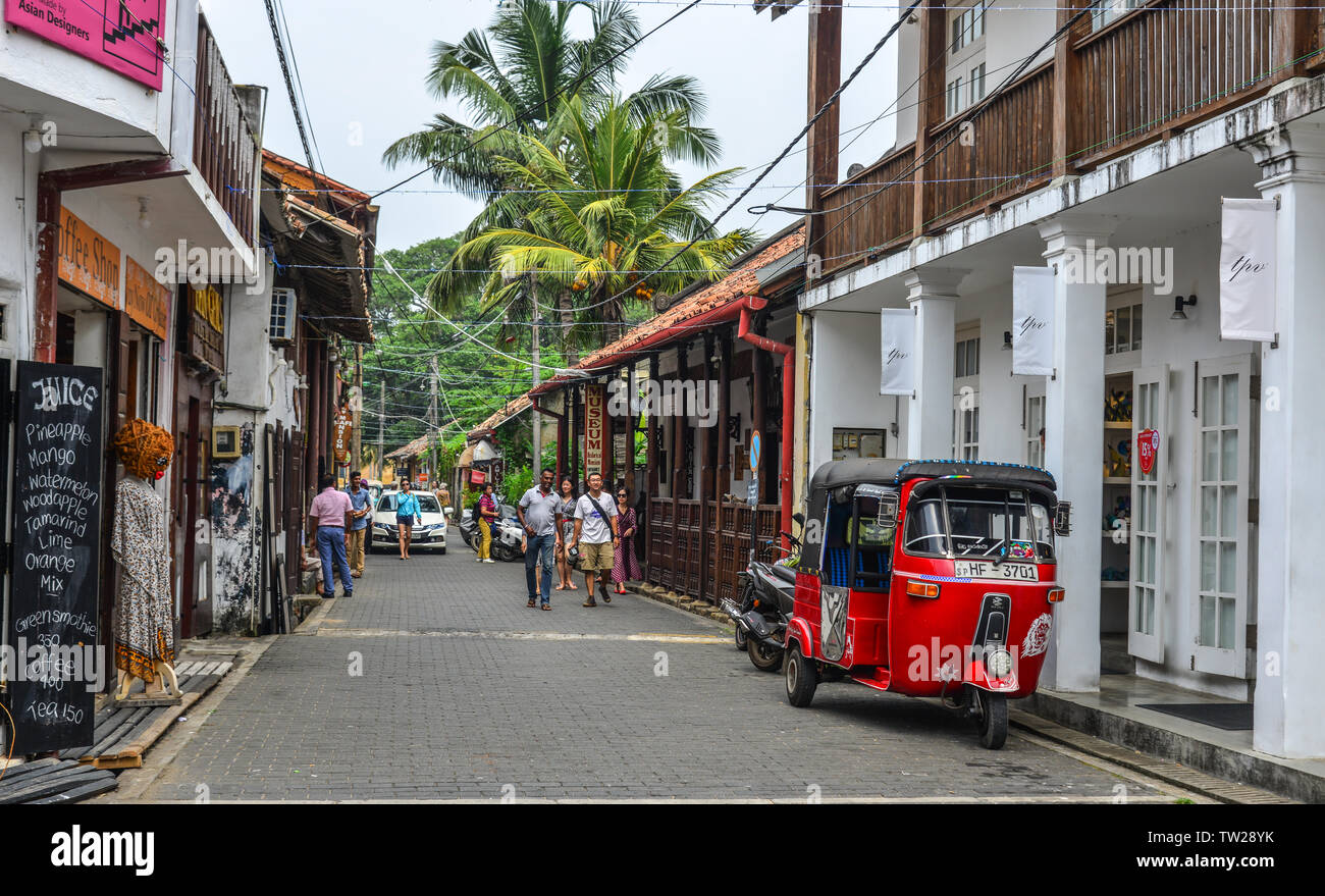 Galle, Sri Lanka - Dec 21, 2018. Malerischer Blick auf Straße an der alten kolonialen Fort Galle in Sri Lanka. Galle ist eine Stadt an der Südwestküste von Sri Lanka. Stockfoto