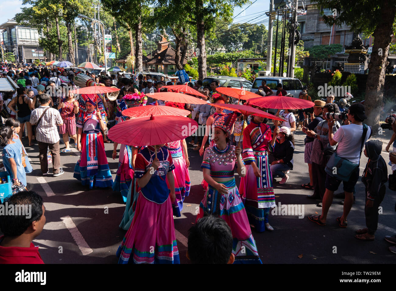 DENPASAR/BALI - 15. Juni 2019: Die Tänzer von Yunan-China, tragen bunte Kostüme, gingen nach ihrer Leistung bei der Eröffnung des Bali Ar Stockfoto