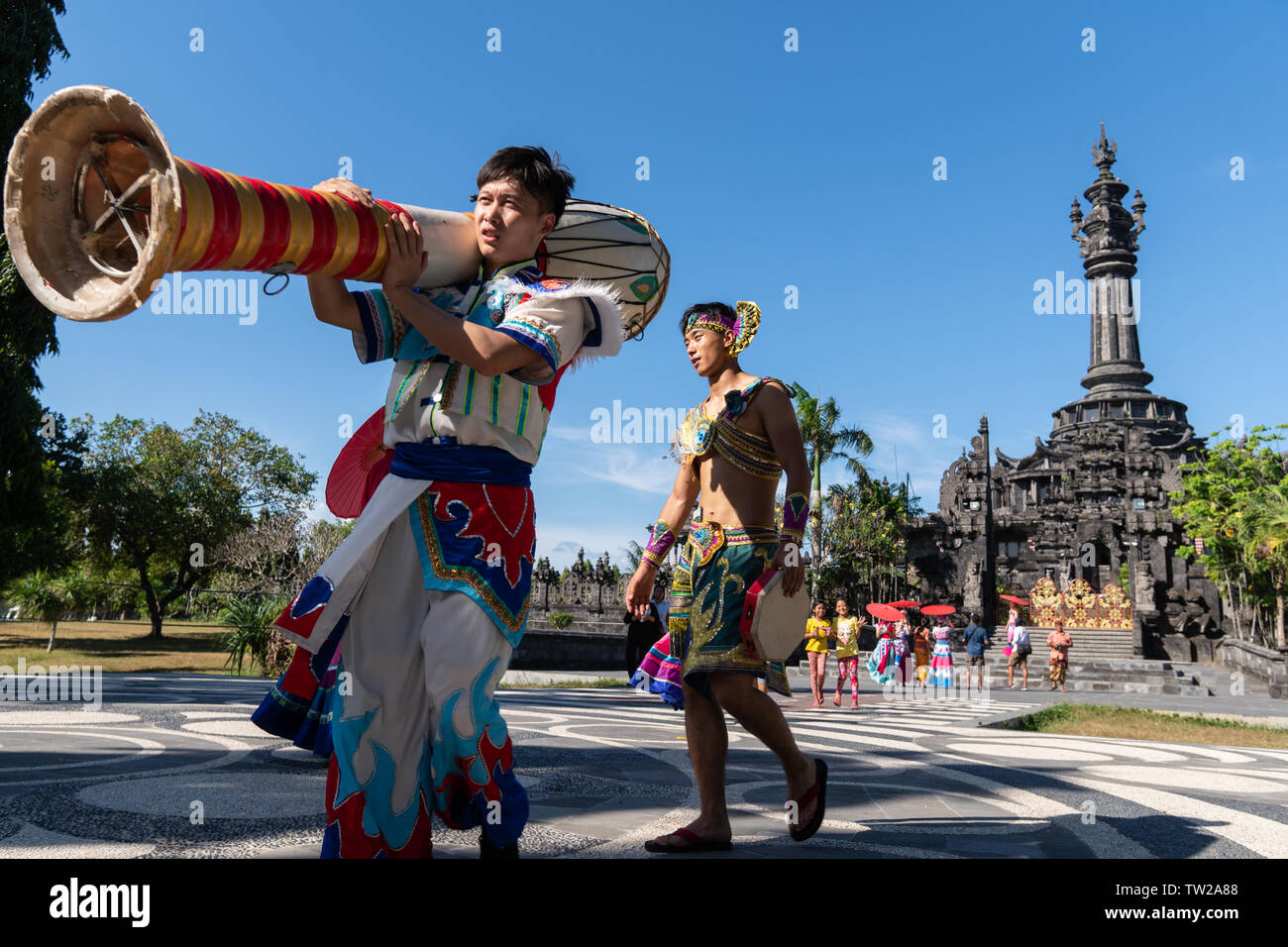 DENPASAR/BALI - 15. Juni 2019: Die Tänzer von Yunan-China, tragen bunte Kostüme, gingen nach ihrer Leistung bei der Eröffnung des Bali Ar Stockfoto