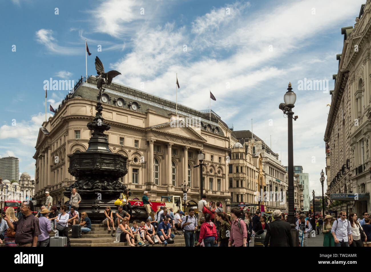 London - 6. Juli 2014: Piccadilly Circus mit Touristen überfüllt Stockfoto