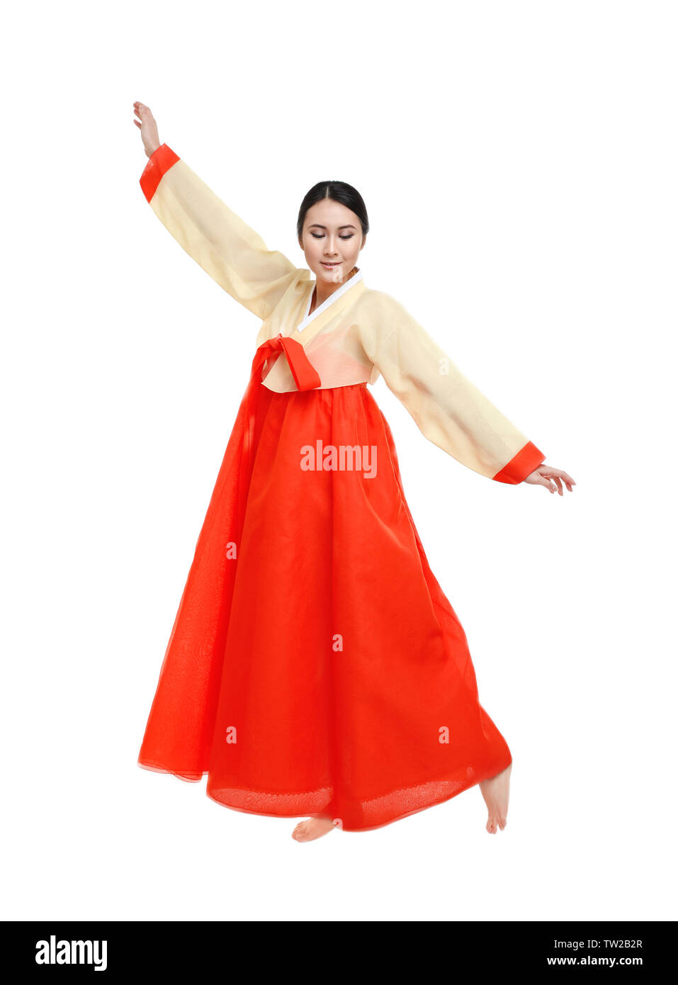 Schöne junge Frau in die traditionelle koreanische Tracht tanzen auf weißem Hintergrund Stockfoto