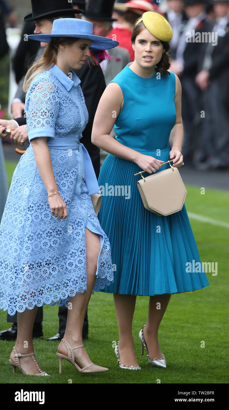 Prinzessin Beatrice von York und Prinzessin Eugenie von York kommen für den ersten Tag des Royal Ascot Hotel in Ascot Pferderennbahn in Berkshire, England. 18. JUNI 2019. Credit: Trevor Adams/Matrix/MediaPunch *** KEINE UK *** REF: MTX 192207 Stockfoto