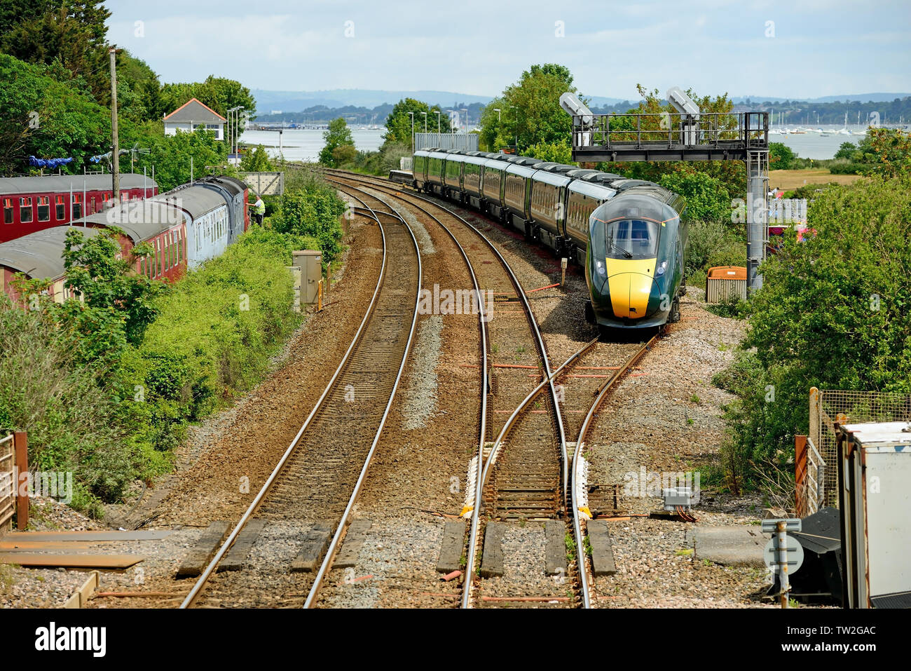 Ein zweistufiger Triebzug der British Rail-Klasse 800 verlässt die Bahnsteigeschleife bei Dawlish Warren und fährt nach Paignton. 8th. Juni 2019. Stockfoto
