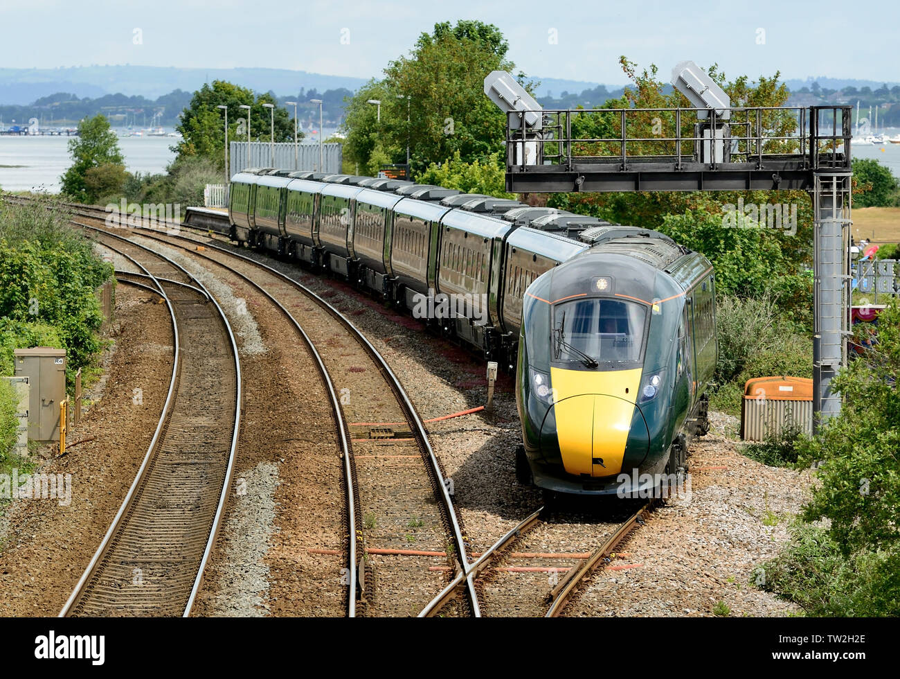 Ein zweistufiger Triebzug der British Rail-Klasse 800 verlässt die Bahnsteigeschleife bei Dawlish Warren und fährt nach Paignton. 8th. Juni 2019. Stockfoto