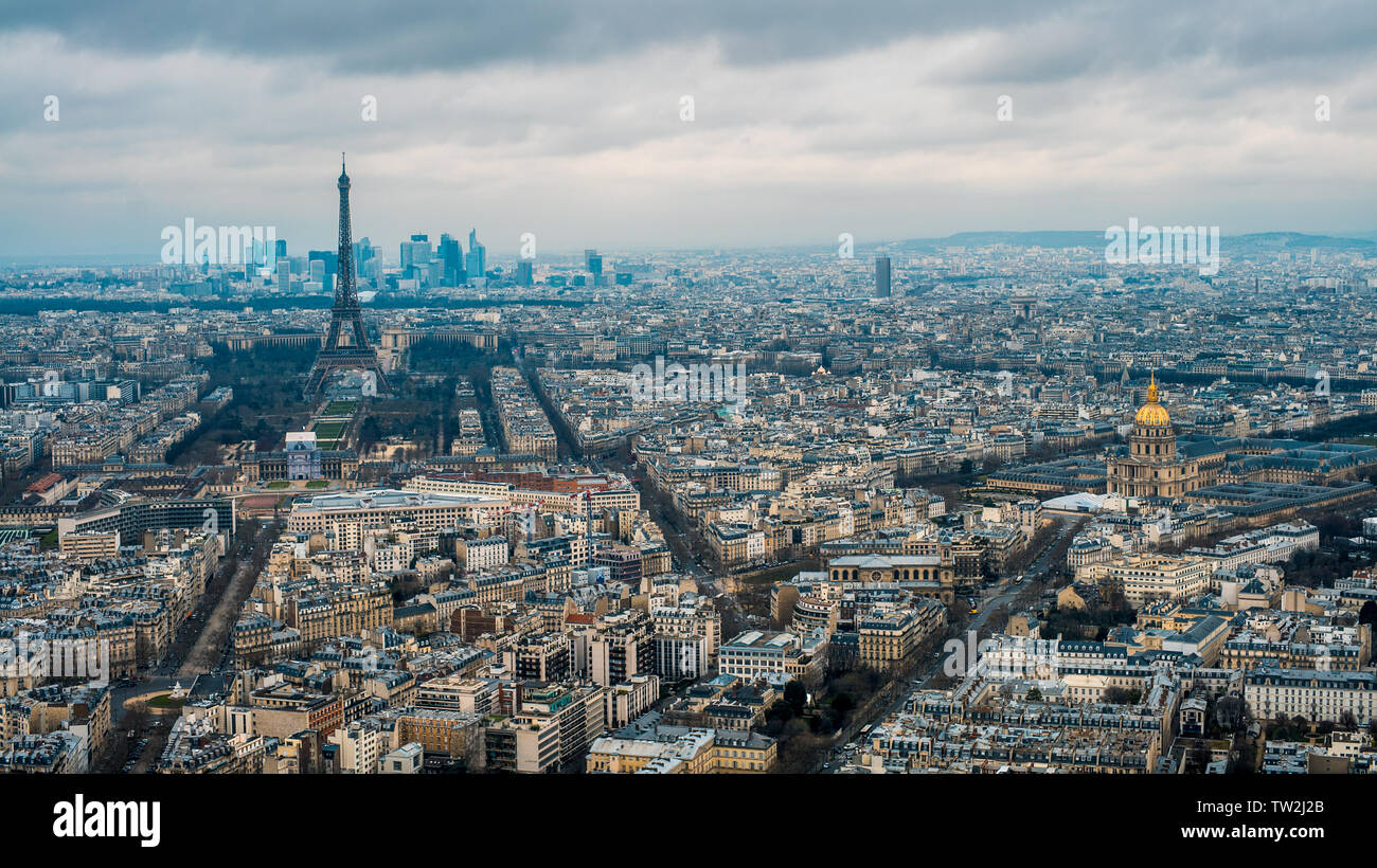 Luftaufnahme der Eiffelturm und die Stadt Paris. Erhöhten Blick auf die Stadt mit Tour Eiffel in bewölkt und regnerisch Tag der Winter in Frankreich. Stockfoto