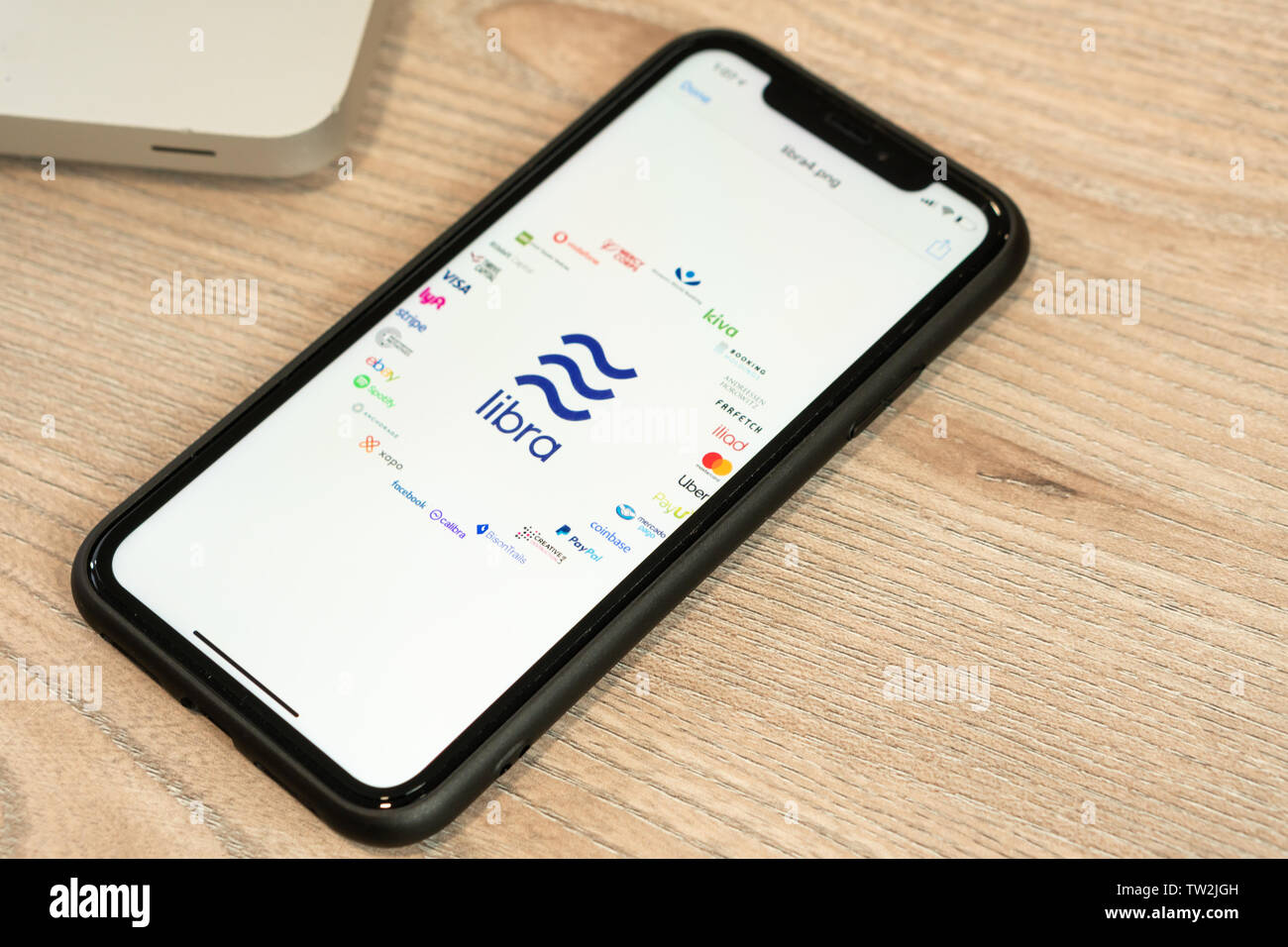 18. Juni 2019, Ljubljana, Slowenien - Smartphone mit Waage Logo und seine Partner. Facebook Neue globale cryptocurrency für Transaktionen Stockfoto