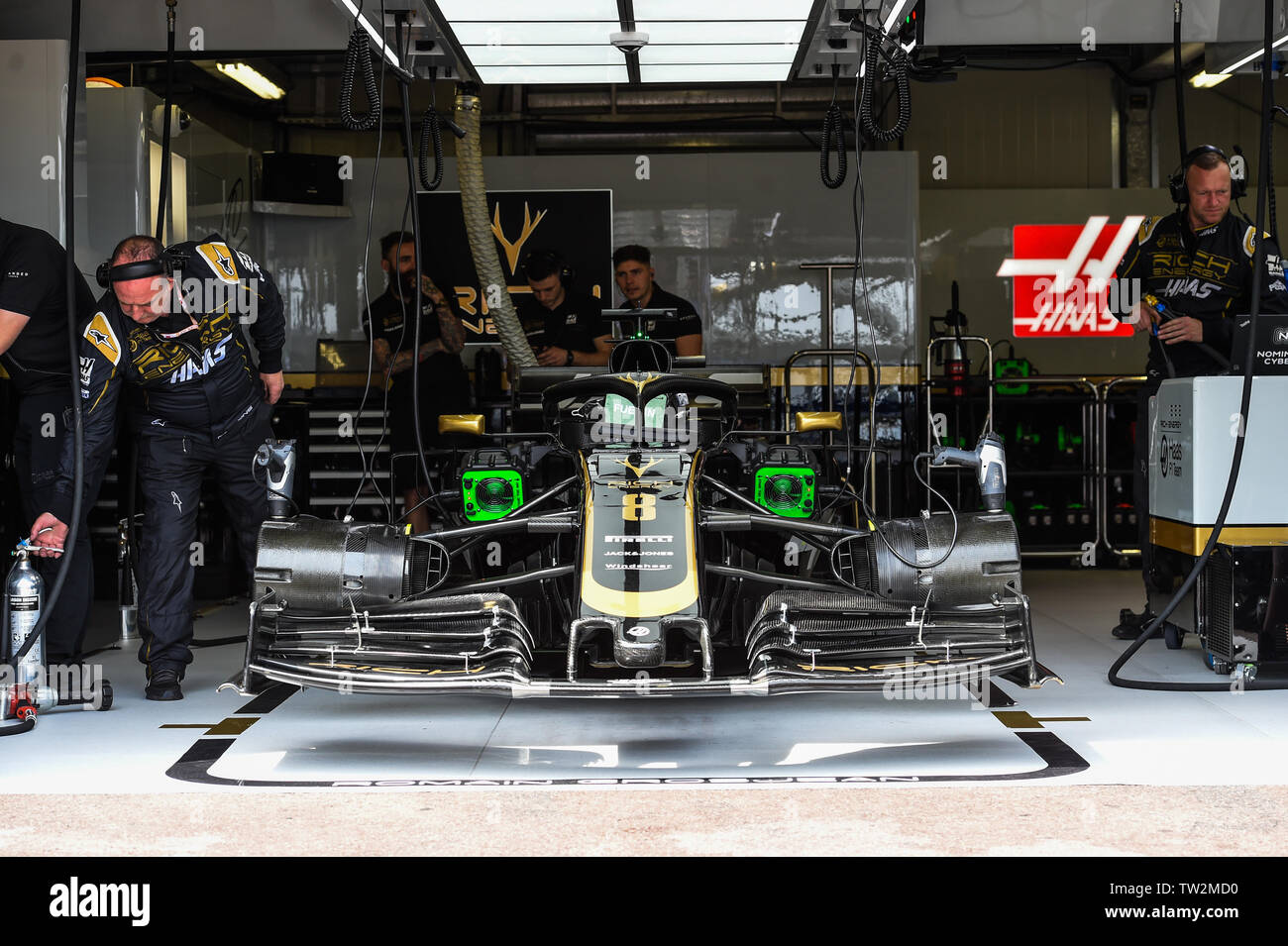 Monte Carlo / Monaco - 25/02/2019 - #8 Romain Grosjean ist Haas VF 19 in der Garage vor Beginn der freien Praxis vor der 2019 GP Monaco Stockfoto