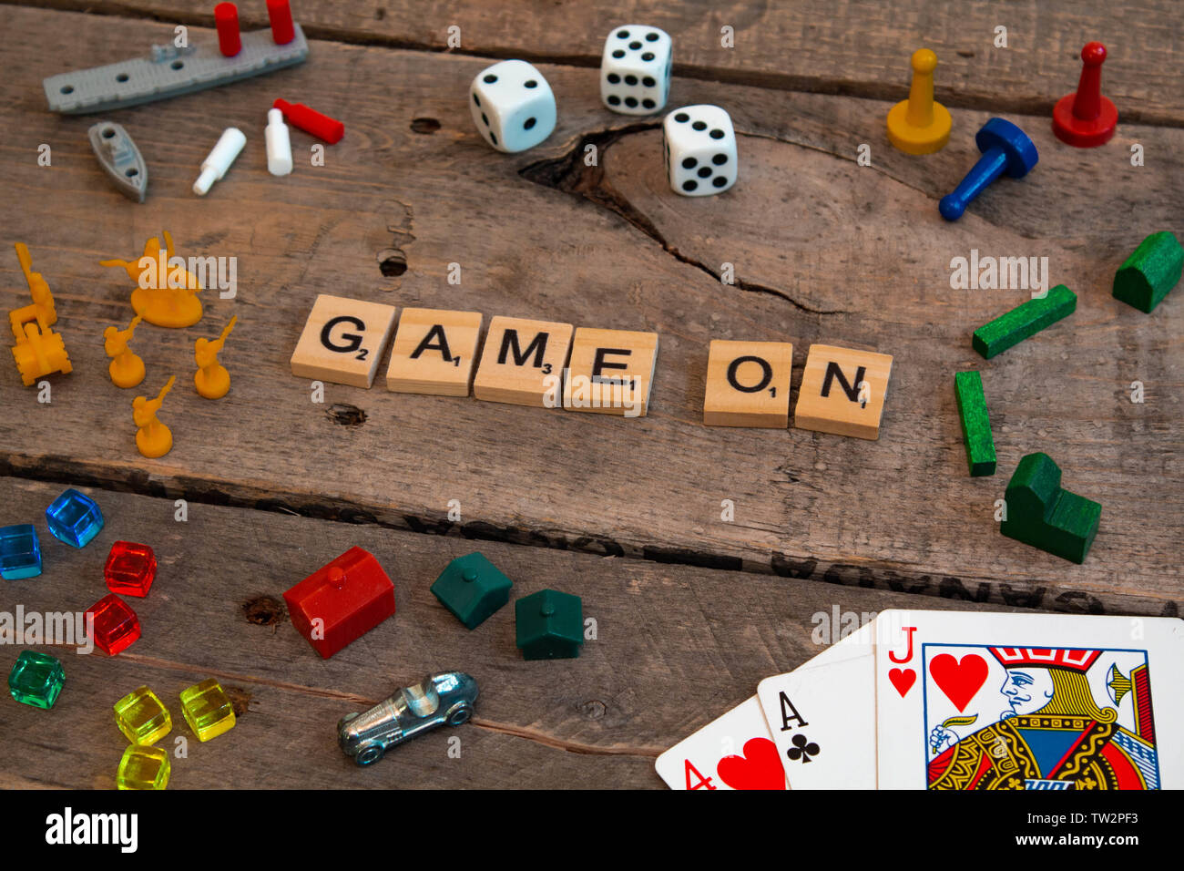 'Game Ont' von SCRABBLE-Spiel Buchstaben, Risiko, das Sandmännchen Stücke, Monopoly, Siedler von Catan und andere Spielsteine Stockfoto