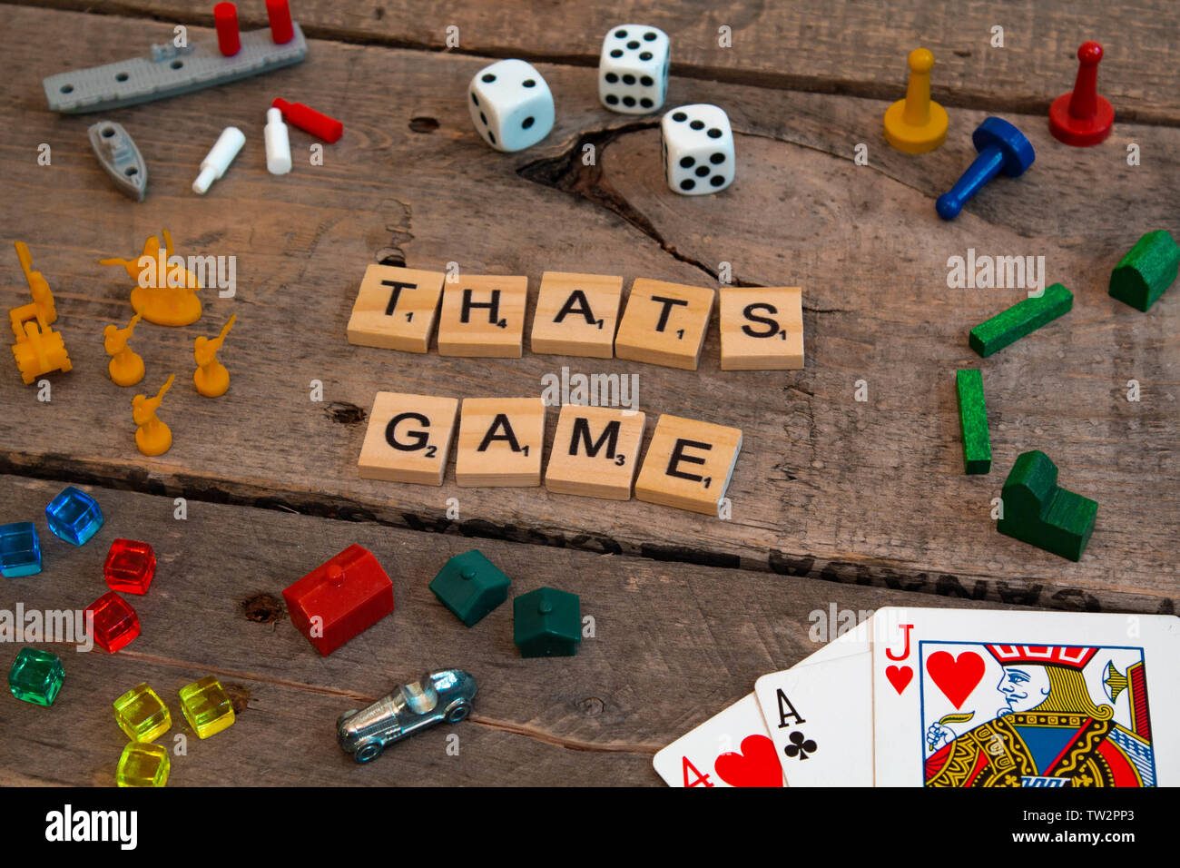 "Das Spiel" von SCRABBLE-Spiel Buchstaben, Risiko, das Sandmännchen Stücke, Monopoly, Siedler von Catan und andere Spielsteine Stockfoto