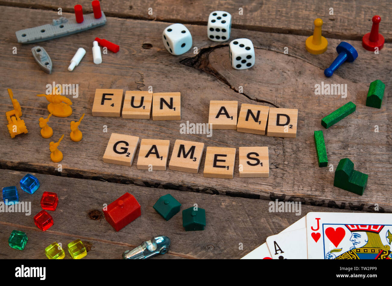 "Spaß und Spiel" von SCRABBLE-Spiel Buchstaben, Risiko, das Sandmännchen Stücke, Monopoly, Siedler von Catan und andere Spielsteine Stockfoto