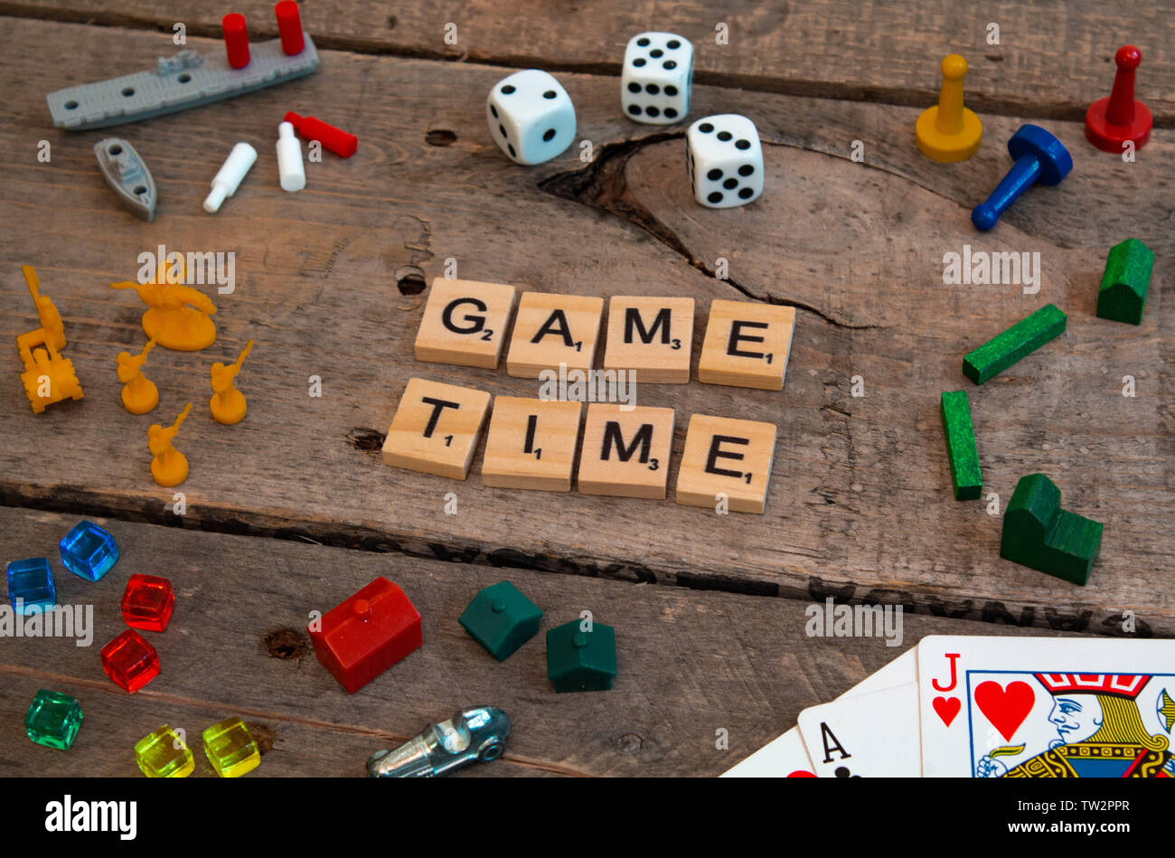 "Game Time' von SCRABBLE-Spiel Buchstaben, Risiko, das Sandmännchen Stücke, Monopoly, Siedler von Catan und andere Spielsteine Stockfoto