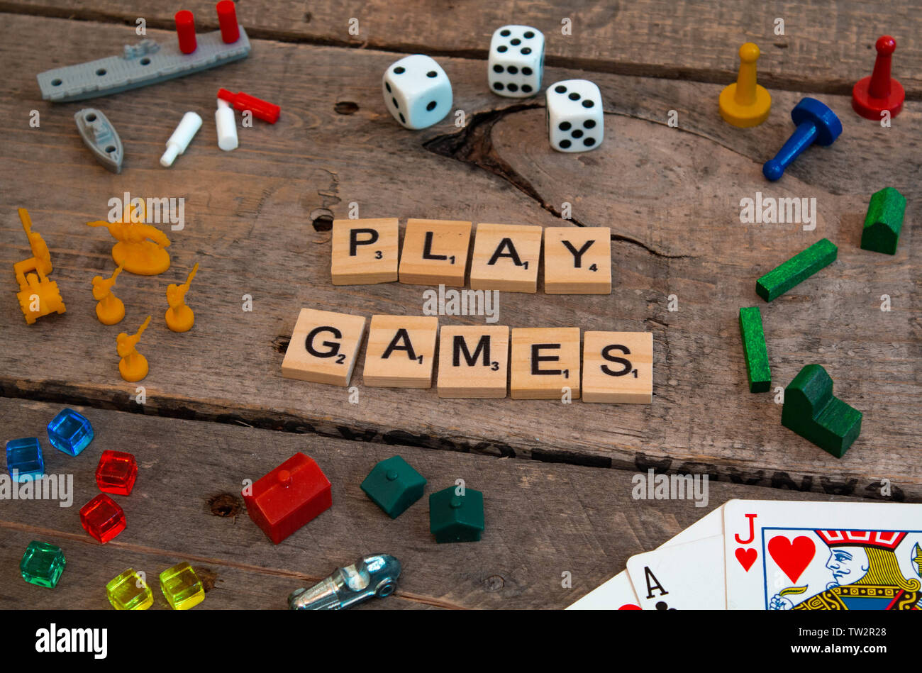 "Play Games" von SCRABBLE-Spiel Buchstaben, Risiko, das Sandmännchen Stücke, Monopoly, Siedler von Catan und andere Spielsteine Stockfoto